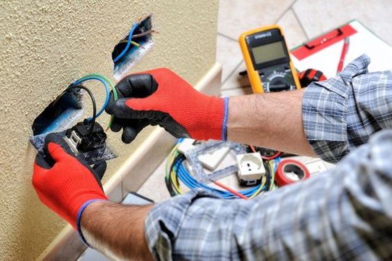 Elektrik Ustası Elektrik Sistemlərinin Sürətli və Effektiv Bərpası